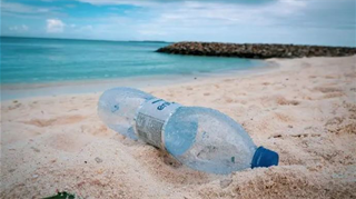 Ogni anno finiscono nel Mare Nostrum 17.600 t di rifiuti di plastica. Di questi, l’84% viene riportato a spiaggia dalle correnti, mentre il resto si distribuisce in tutta la colonna d’acqua. Un nuovo studio è riuscito a determinare quanto, dove e come si accumulano micro- e macroplastiche