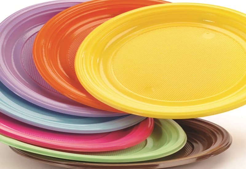 Dal 2021 banditi piatti, posate e cannucce di plastica