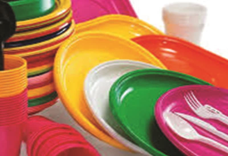 Plastica, il Parlamento Ue vieta i prodotti usa e getta